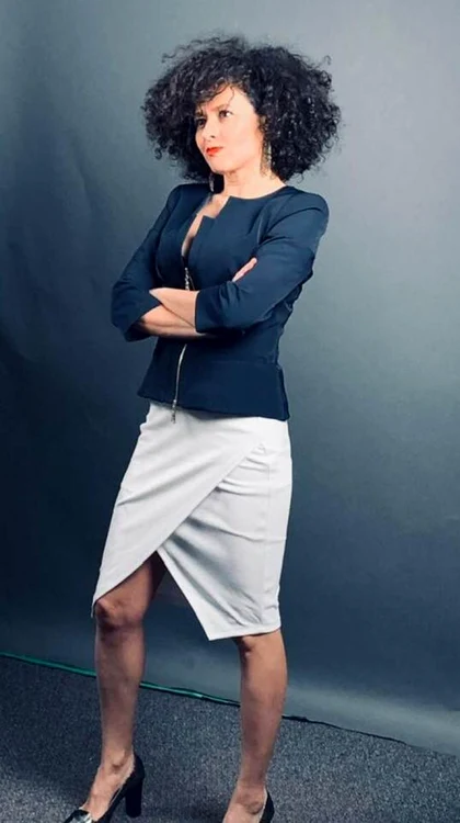 Adriana Titieni a pozat sexy şi a încărcat fotografiile pe pagina personală a unei reţele de socializare