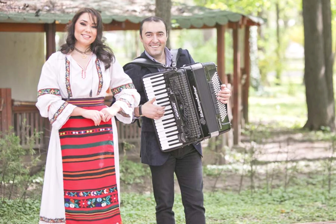 
    Ana-Maria Stoian este  solista care cântă  alături de Marian  Mexicanu în spectacole (FOTOGRAFII: ARHIVA PERSONALĂ)  