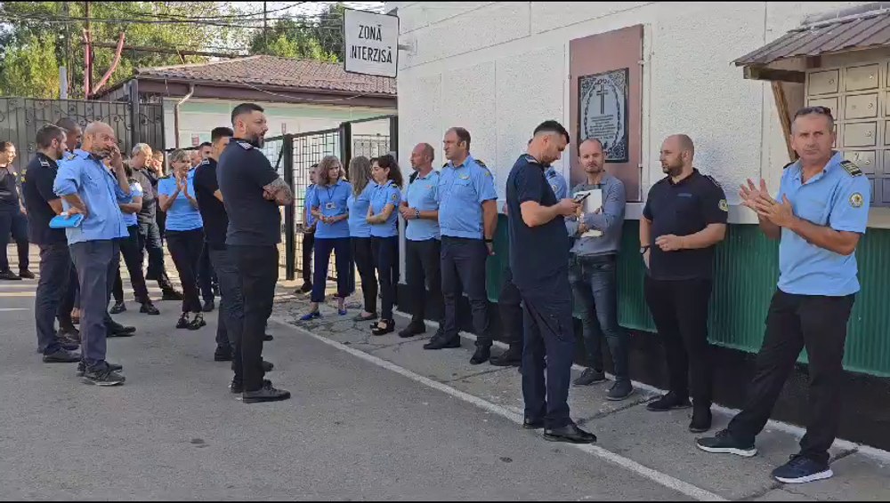 Gardienii de la penitenciarul Poartă Albă refuză să muncească ore suplimentare. Deținuții ar putea fi păziți de funcționarii de la birouri VIDEO