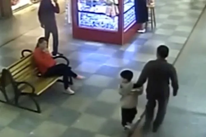 Un bărbat din China şi-a salvat fiul răpit, după ce l-a zărit de mână cu unul dintre răpitori, într-un mall FOTO mirror.co.uk