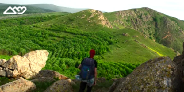 Ghidul Ioan Stoenică pe Culmea Pricopanului Munţii Măcinului Sursa Youtube Pe poteci