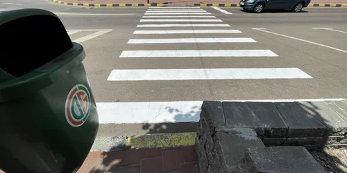 trecere de pietoni suceava care se opreste intr-un zid