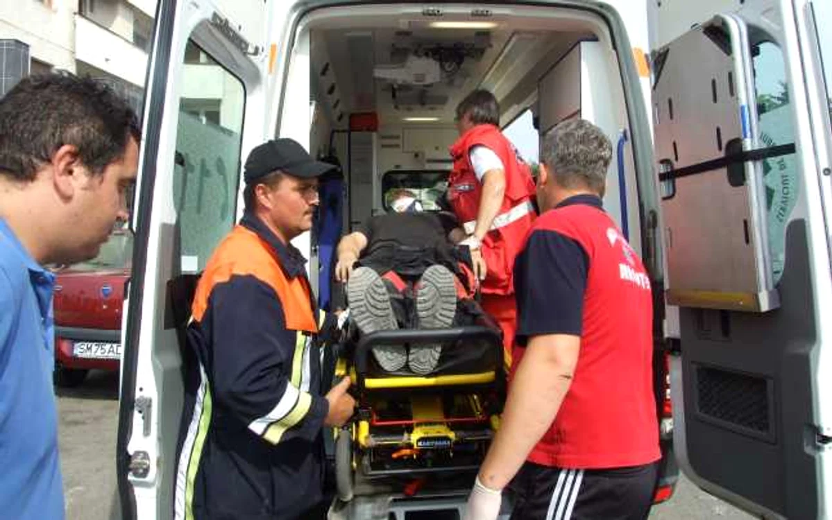 Cei doi au ajuns la spital cu o ambulanţă