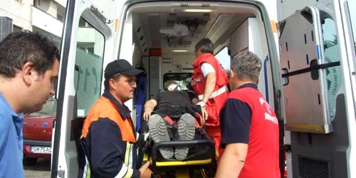 Cei doi au ajuns la spital cu o ambulanţă