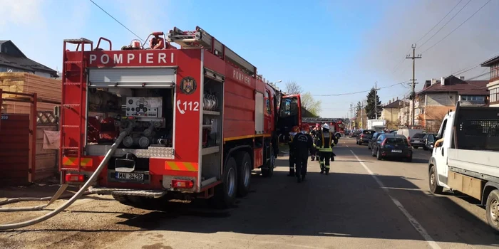 Pompierii intervin cu opt autospeciale şi două autoscări