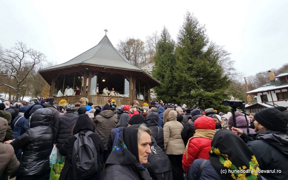 Mii de români la mormântul lui Arsenie Boca, de ziua morții sale. Mănăstirea Prislop, loc de pelerinaj și de selfie-uri VIDEO