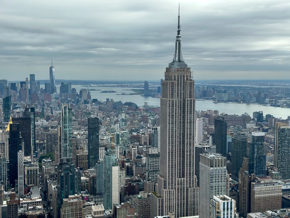 Imagine generică, de sus, cu zgârie norii din New York 