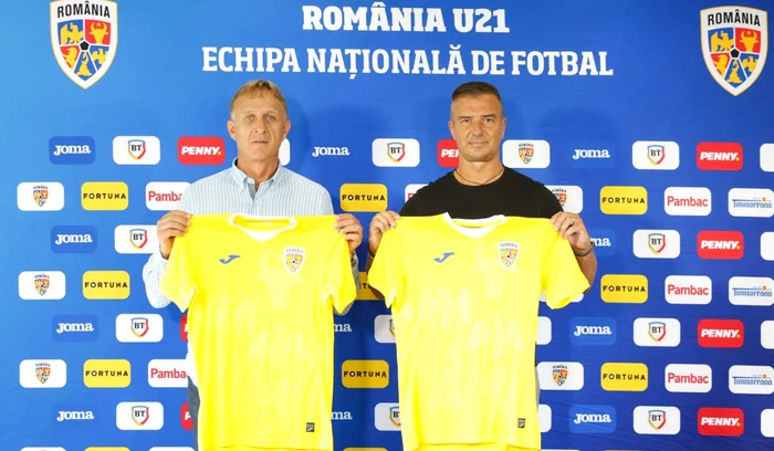 Pancu (dreapta) a fost instalat la România U20, în ziua în care Săndoi a fost prezentat la U21