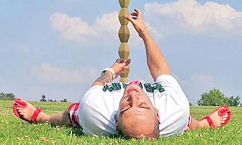 …iar CRBL  s a pozat  indecent cu  ”Coloana  Infinitului” jpeg