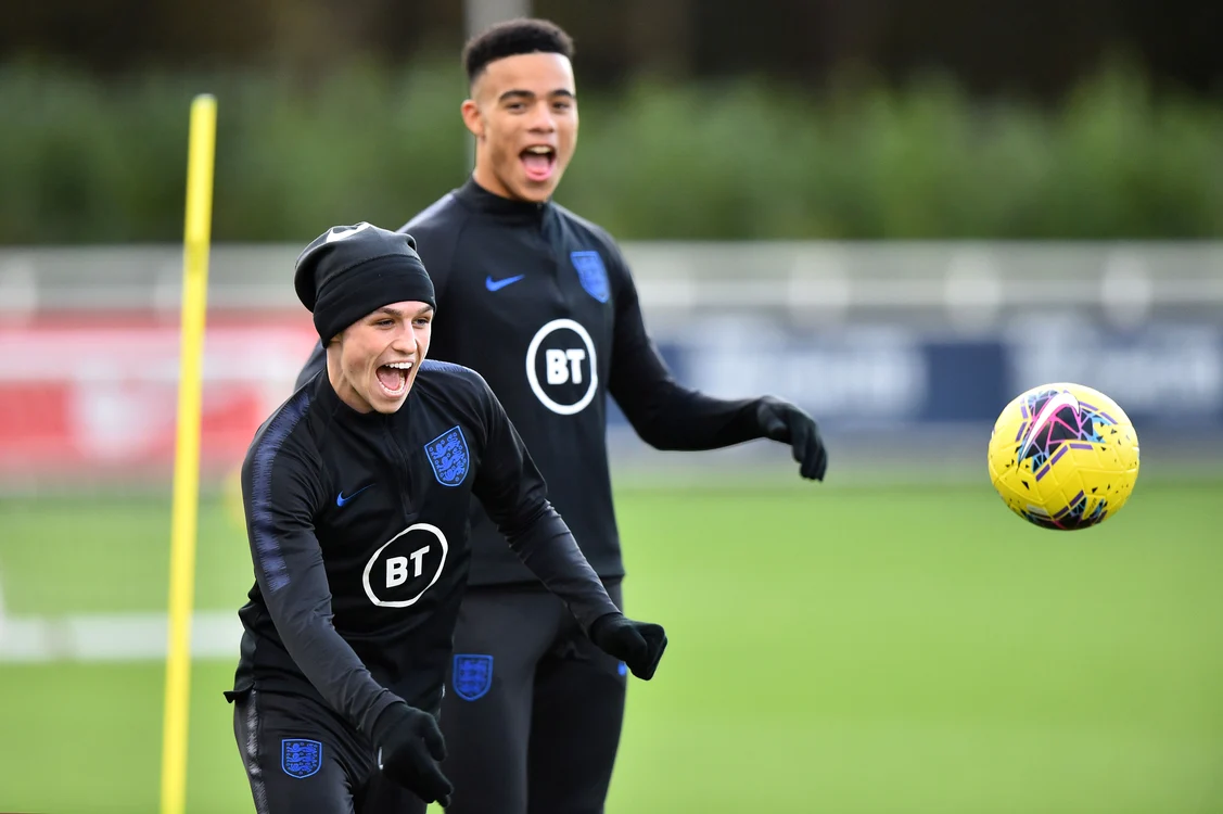 
    Phil Foden şi Mason Greenwood nu mai au motive să fie prea veseli după escapada din IslandaFoto: Guliver / GettyImages  