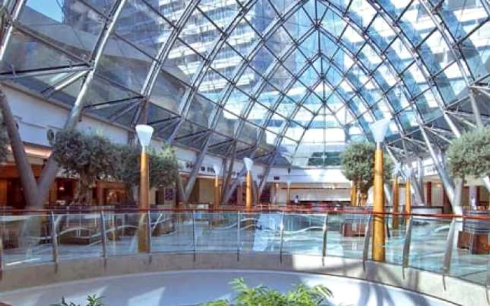 BurJuman, un complex multifuncţional cu mall, birouri şi locuinţe (foto dreapta – interior mall), la care Cristian Gavrilescu a fost manager de proiect pentru KPF International