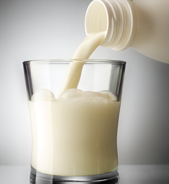 Ajută sau nu laptele la un somn mai bun? Provoacă inflamații? Conține antibiotice? Ce spun nutriționiștii