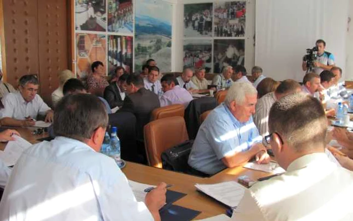 Consilierii judeţeni şi-au desemnat ieri reprezentanţii în ATOP