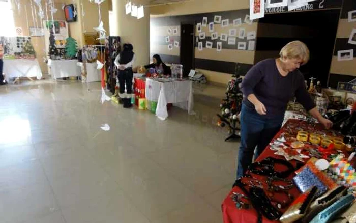 Evenimentul are loc în incinta holului mare de la Centrul Cultural "Eugen Ionescu" din Slatina