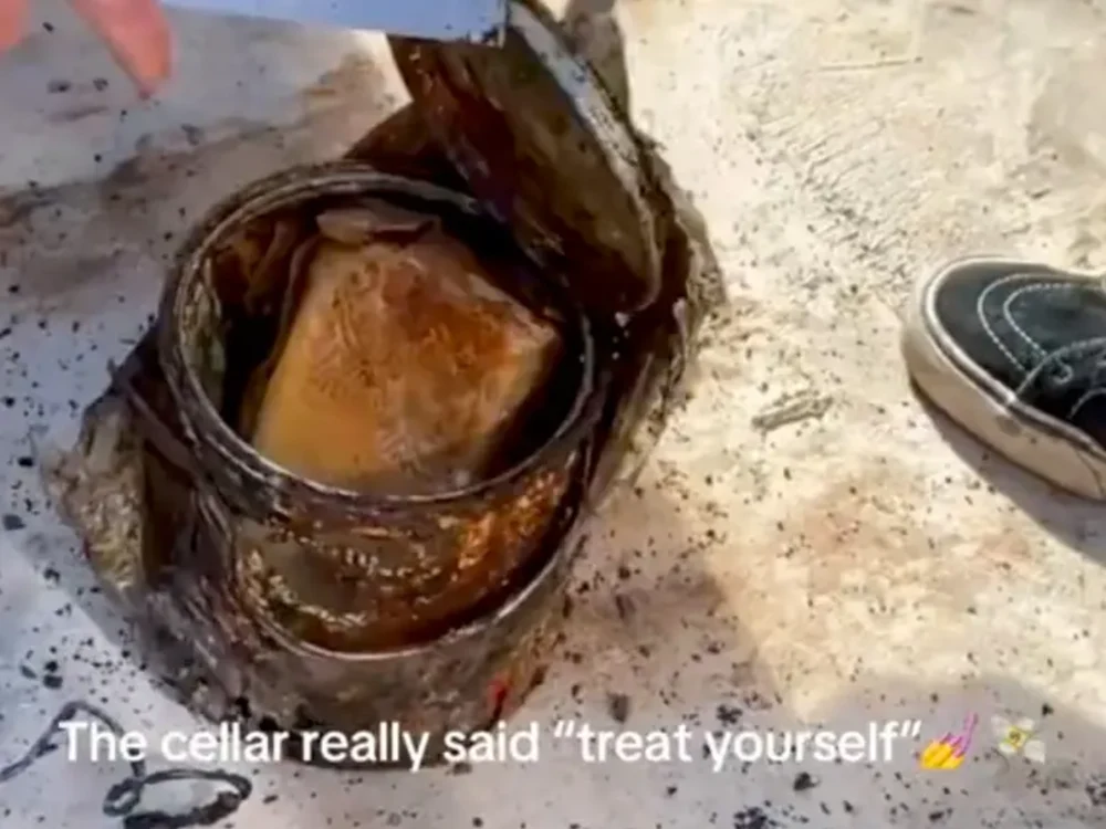 Surpriză într-o casă veche din Marea Britanie. Un cuplu a găsit bani ascunși într-o găleată de vopsea. Ce au făcut cu ei
