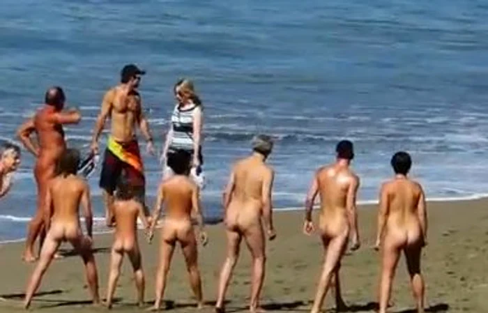 Participanţii se distrază de minune pe plajă, dezbrăcaţi