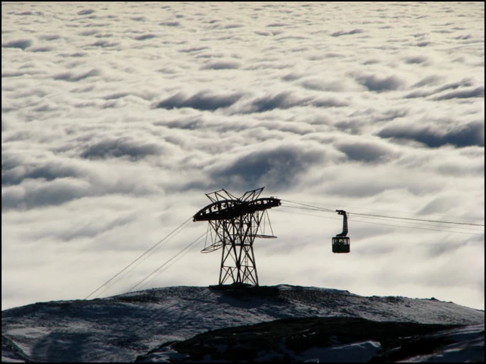 În anumite perioade din an, o călătorie cu telecabina te poate duce deasupra norilor datorită unui fenimen meteo spectaculos FOTO muntii-bucegi.ro