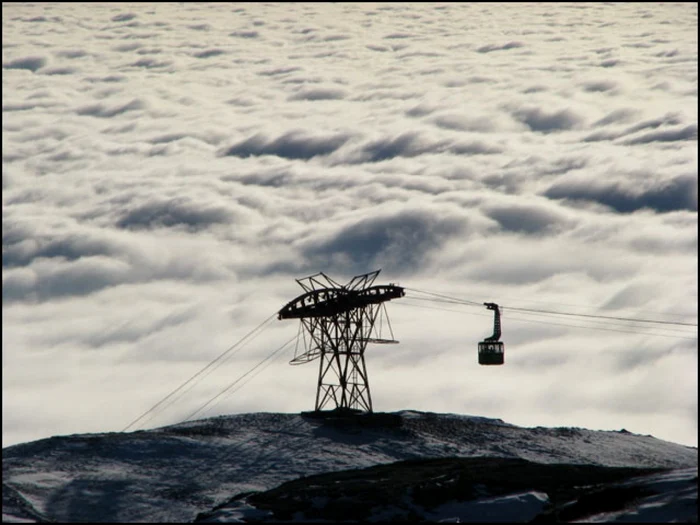 În anumite perioade din an, o călătorie cu telecabina te poate duce deasupra norilor datorită unui fenimen meteo spectaculos FOTO muntii-bucegi.ro