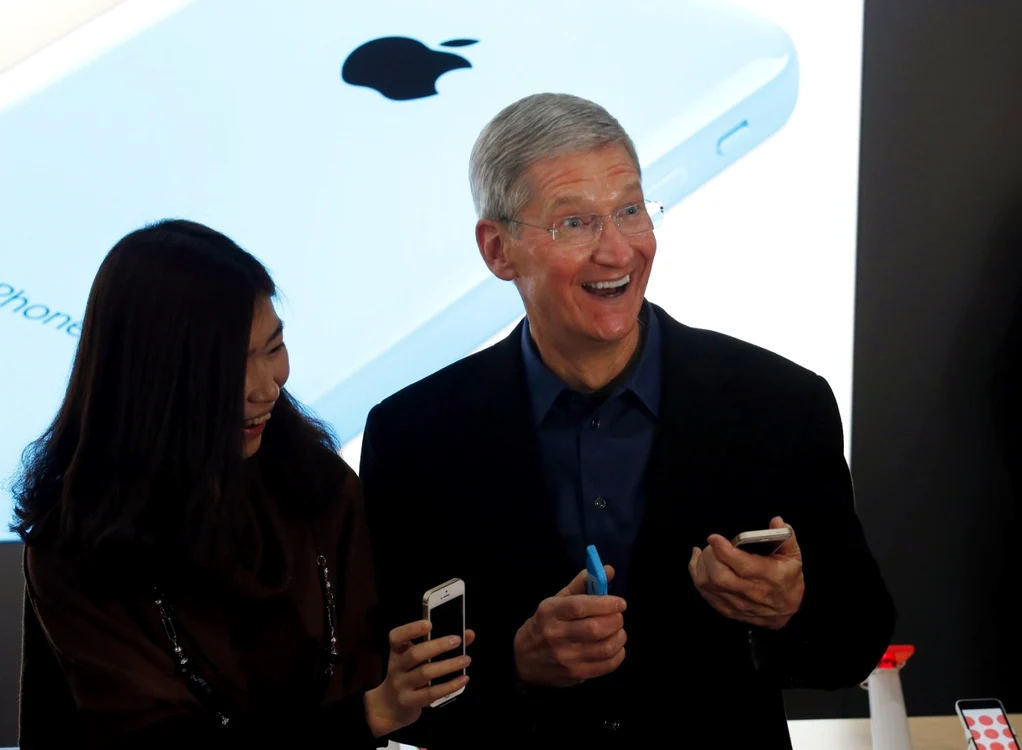 Tim Cook a lansat iPhone la China Mobile şi vrea să cucerească şi piaţa phabletelor FOTO Reuters