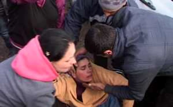 Mama copiilor luaţi de stat a leşinat