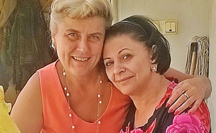 
    Elena, alături de Benonia, amica ei de peste 30 de ani  