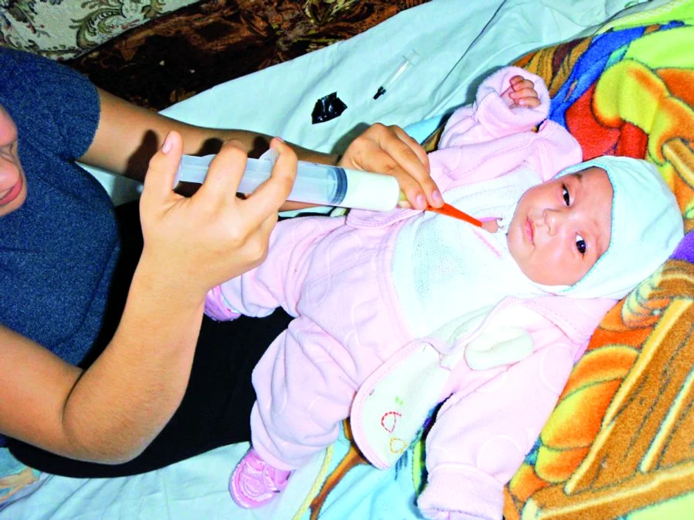 Ştefania primeşte laptele direct în burtică, printr-un tub