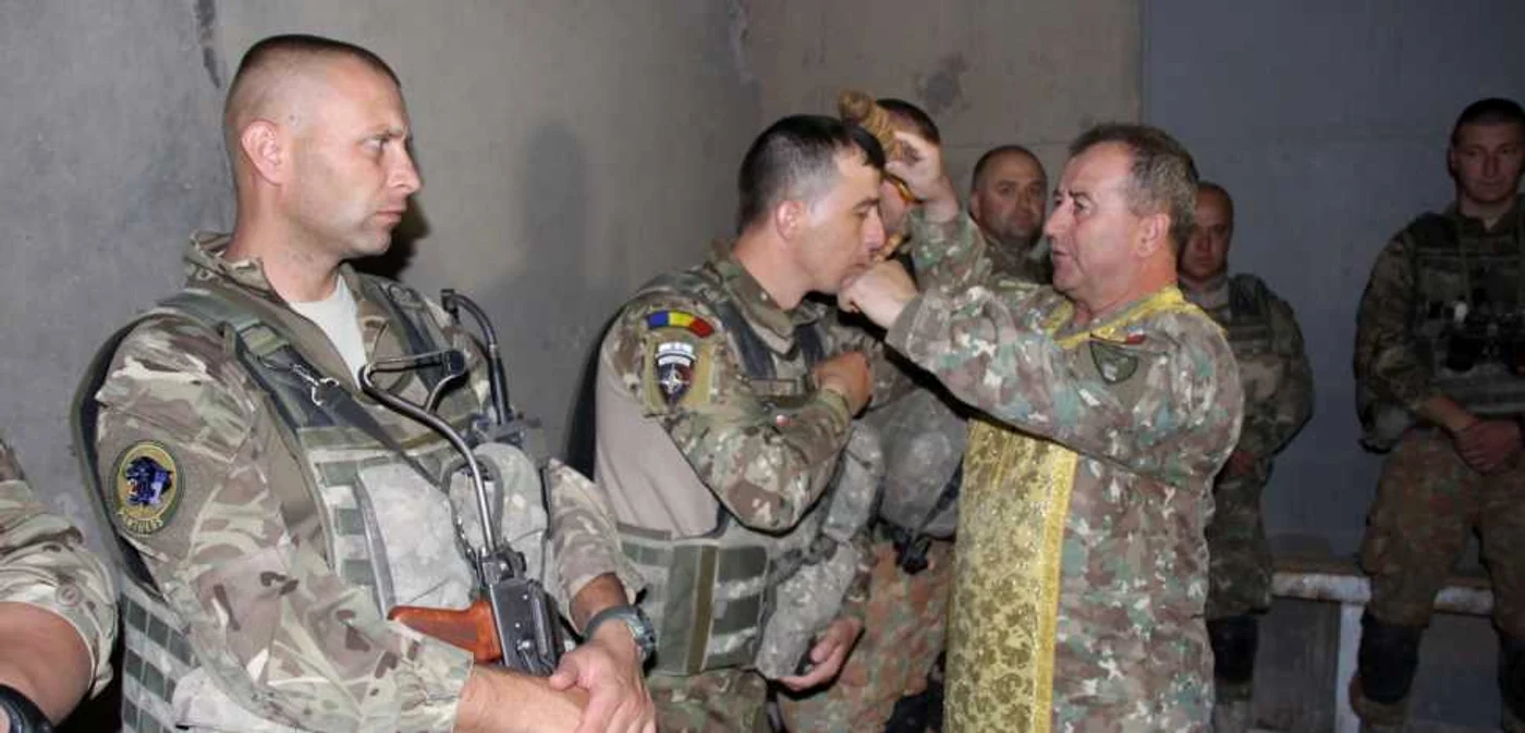 Foto: Maistru militar pr. Iulian Cadulencu şi
arhivă personală a preotului Gheorghe Nicolescu