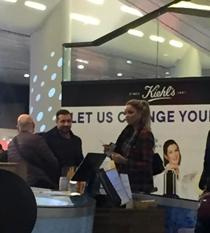 Deși e iarnă afară, în loc de ceva cald, Bianca a preferat să-și cumpere înghețată 