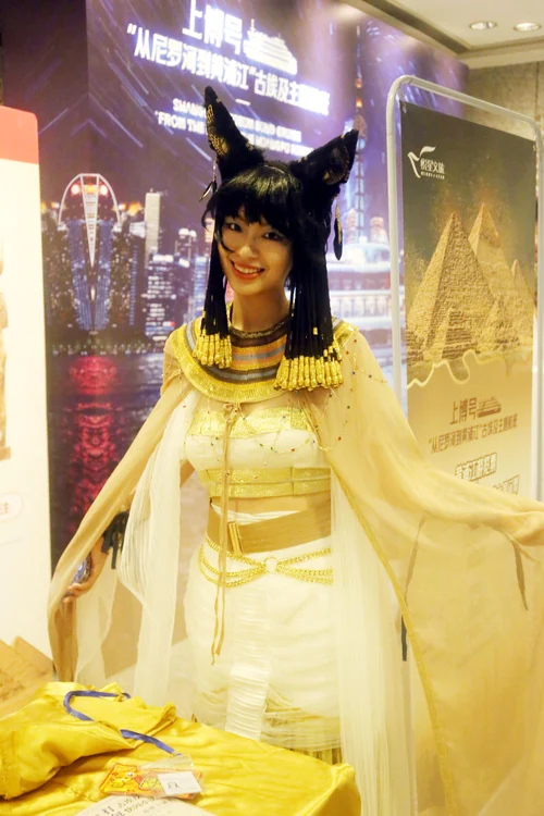 Angajații muzeului au purtat costume speciale (Foto: Profimedia)