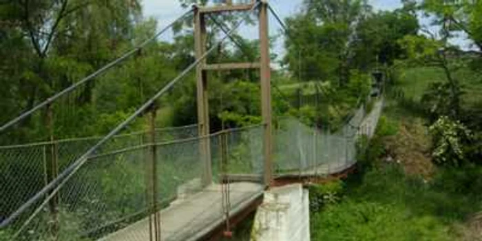 Puntea abia inaugurată la Tudora este în ruină, deşi ar fi trebuit să arate ca o bijuterie arhitectonică