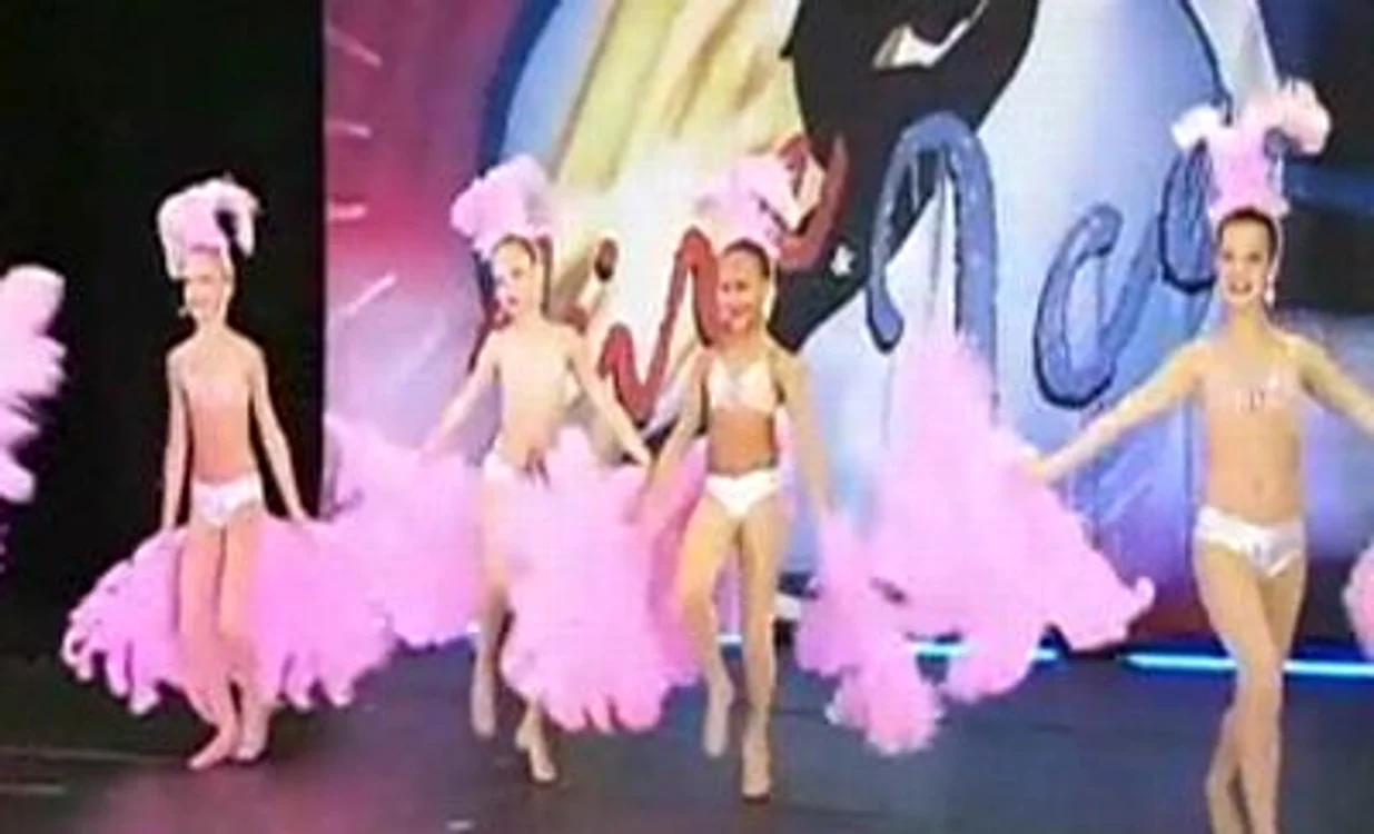 
    Fetiţele au defilat îmbrăcate extrem de sumar şi au fost puse să danseze ca la cabaret  