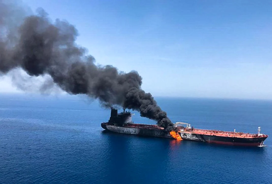 Un petrolier în flăcări