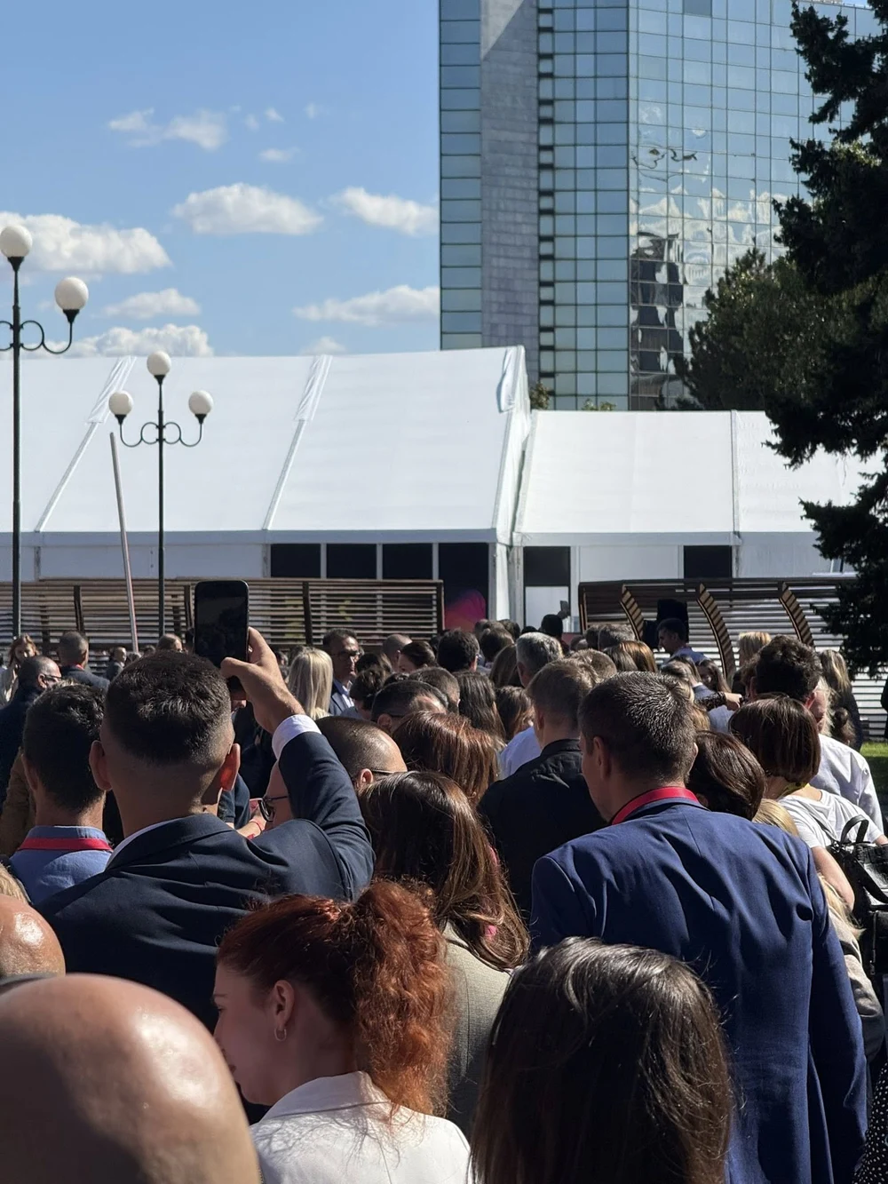 Interes uriaș pentru evenimentul moderat de Michelle Obama la București. Sute de oameni stau la coadă să o vadă pe fosta prima doamnă a SUA