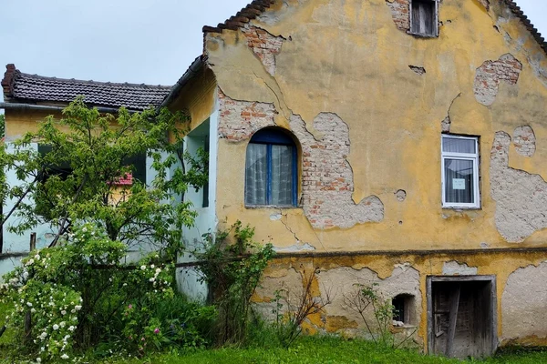 Casele bătrânești se vând cu 6.000 de euro, dar renovarea poate costa cu 40% mai mult decât o construcție nouă