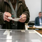 Bătrân la urnele de vot Foto Arhiva Adevărul