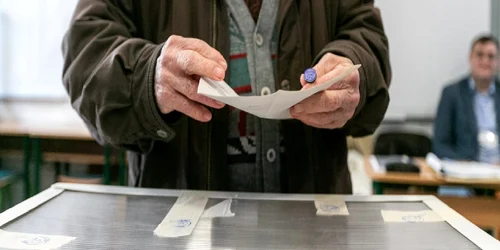 Bătrân la urnele de vot Foto Arhiva Adevărul