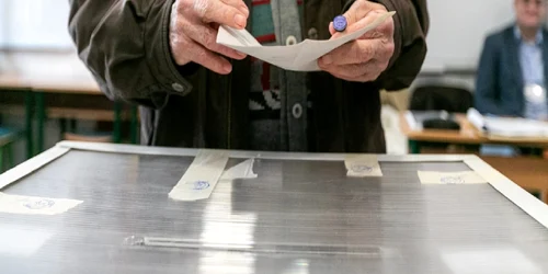 Bătrân la urnele de vot Foto Arhiva Adevărul