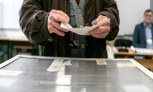 Bătrân la urnele de vot Foto Arhiva Adevărul