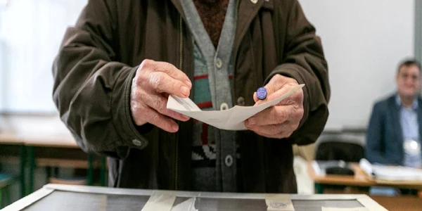 Bătrân la urnele de vot Foto Arhiva Adevărul