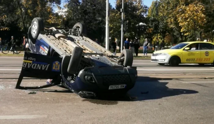 Autospeciala Jandarmeriei răsturnată în urma accidentului. FOTO Captură TeleM