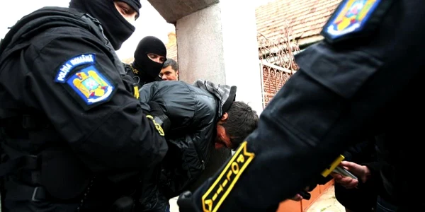 12 tineri au fost reţinuţi de poliţiştii teleormăneni pentru trafic de droguri de mare risc