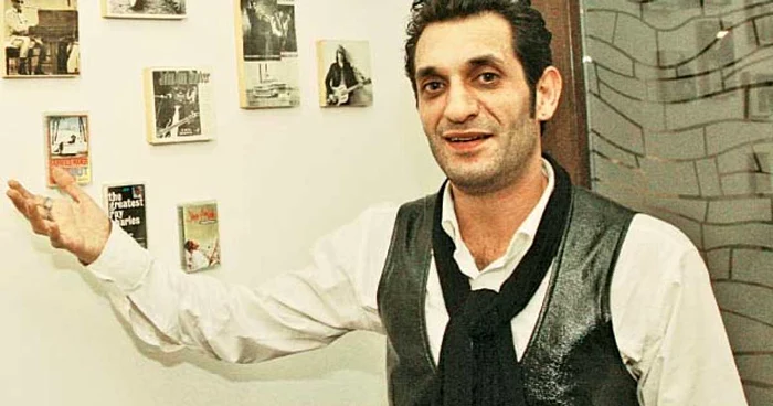 Iulian Canaf are pereţii casei plini cu fofografii ale idolilor săi