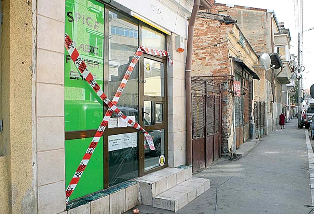
    Un tânăr de 17 ani din Gorj, mândria Liceului Teologic, a fost prins de oamenii legii când vindea etnobotanice  
