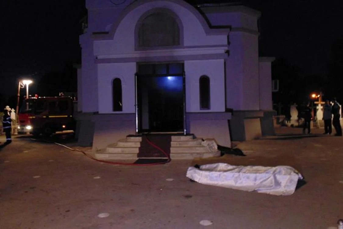 Incendiul a fost stins de pompieri în aproximativ 20 de minute dar au ars picioarele mortului și coșciugulFoto:stiriest.ro