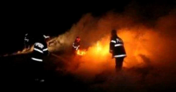 Hunedoara: O autoutilitară Mercedes a fost făcută scrum