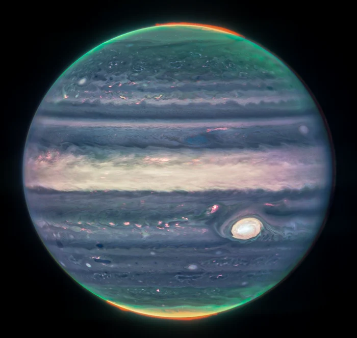 Aurorele se extind la altitudini mari, deasupra polului nordic și sudic ai lui Jupiter Foto: NASA