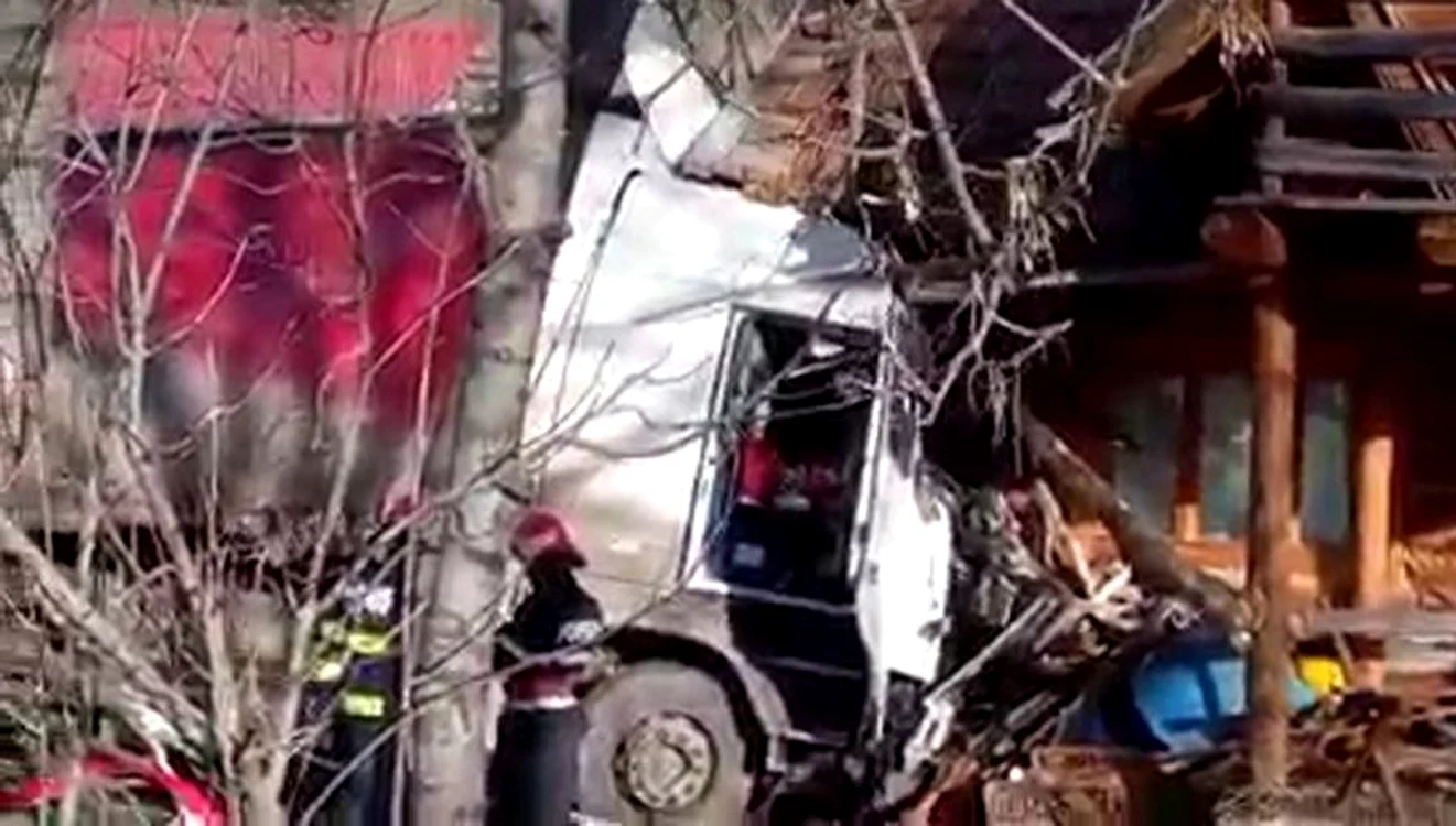TIR-ul scăpat de sub control a intrat într-o casă FOTO observatornews.ro