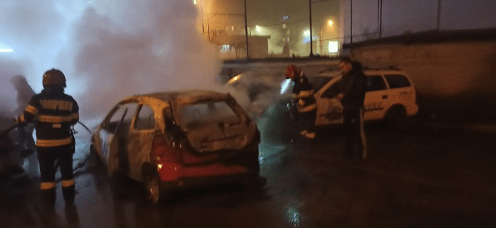 Cinci mașini au luat foc, una după alta, în Craiova. „Fugiți, se extind flăcările“