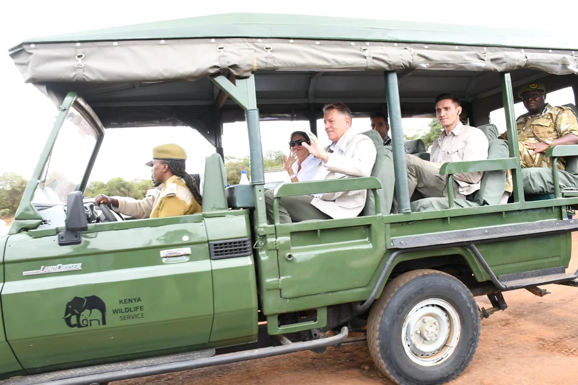 Klaus Iohannis și soția sa, în prima din cele 4 state africane din turneu. Kenya Wildlife Service