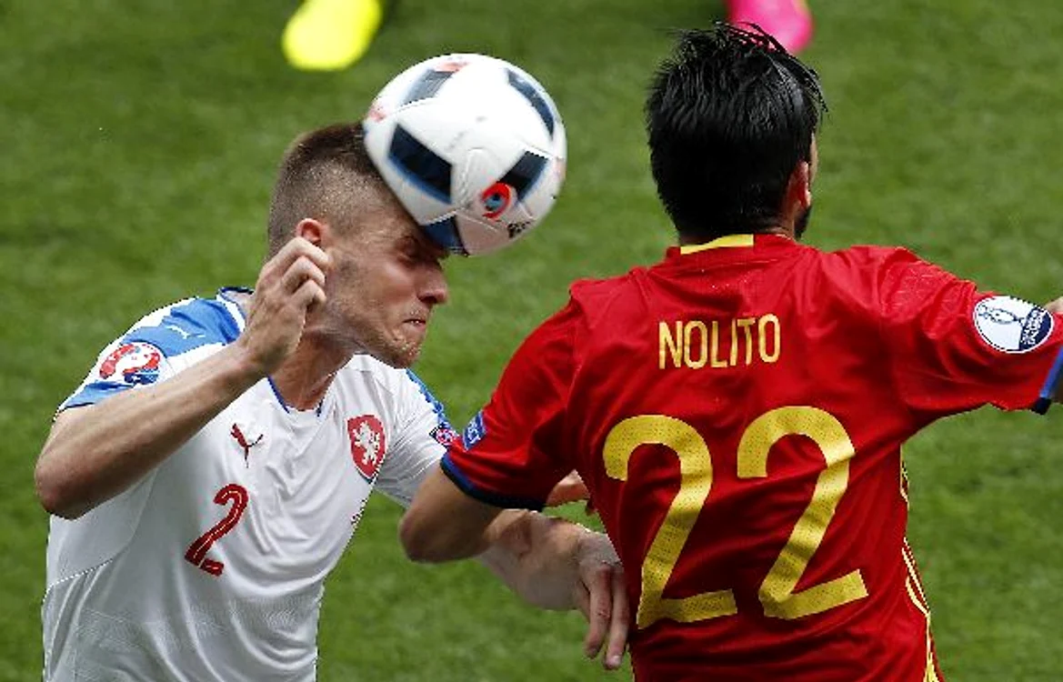 
    Asa se deformează mingea la contactul cu capulFOTO: AP  